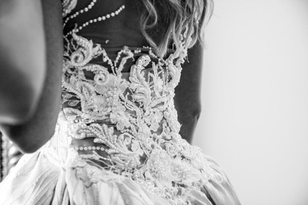 De mooiste jurk voor de moeder op een bruiloft: stijl, tips en producten